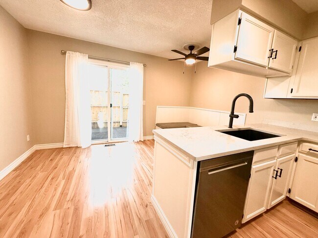 Foto del edificio - Updated 2 bed/2.5 bath townhome in Bear Creek