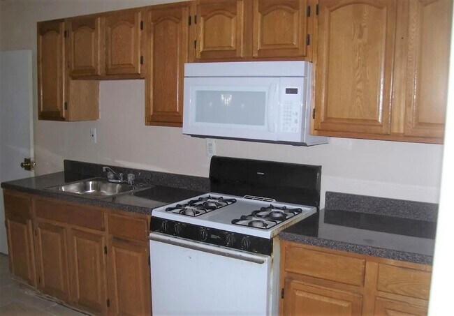 Building Photo - Gorgeous 3-Bedroom Townhome in Mt. Airy! A...