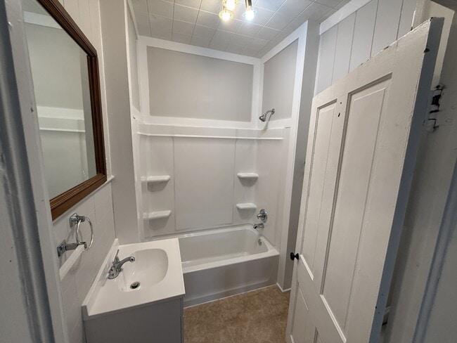 Building Photo - 301 N 7th St