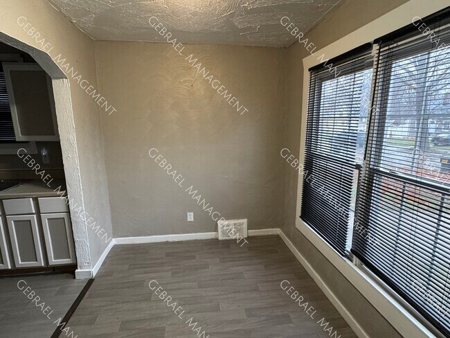 Building Photo - 8606 Strathmoor St