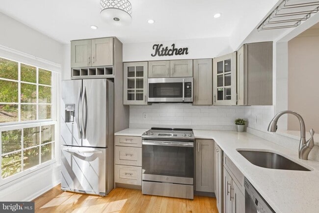 Building Photo - 5712 Medallion Ct