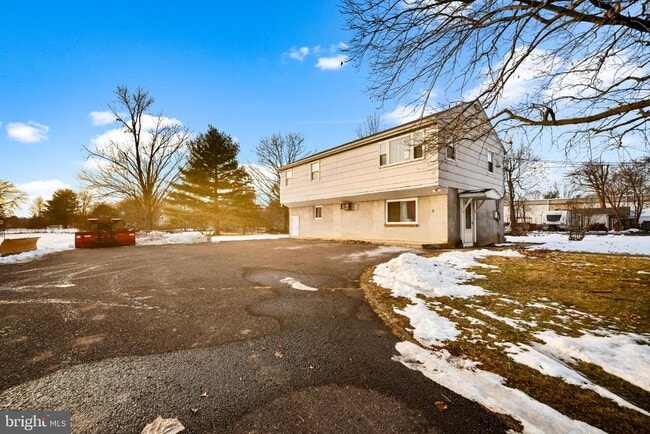 Building Photo - 842 Bethlehem Pike