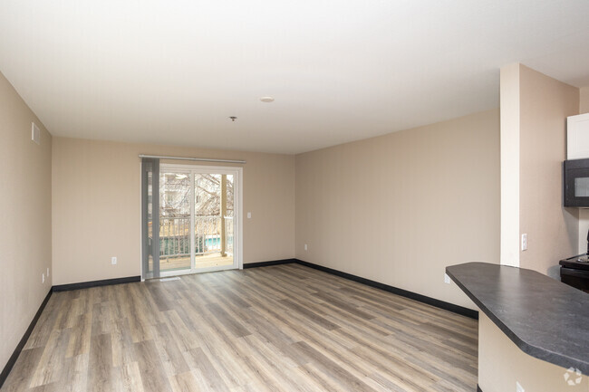 1BR, 1BA - 728SF - Living Room - Bennington Hill