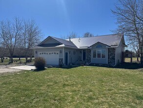 Building Photo - 82 Stillwater Dr