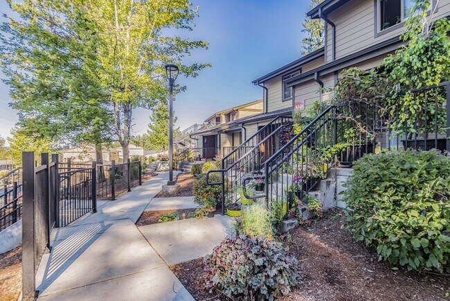 Building Photo - 855 NE Hill Way