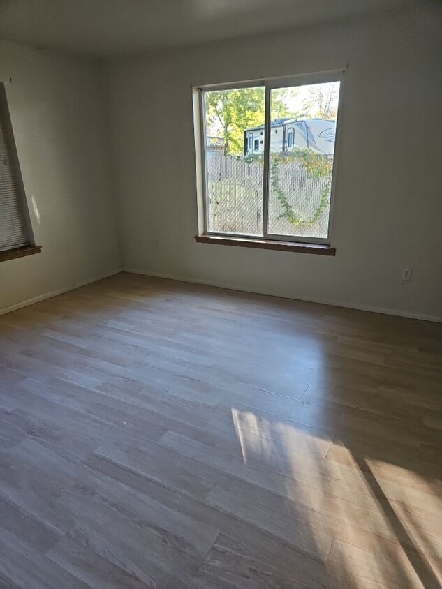 Primary Photo - 2 bed/1 bath apartment in NW Medford
