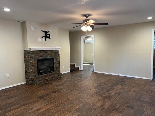 Building Photo - 208 W Chapoy St