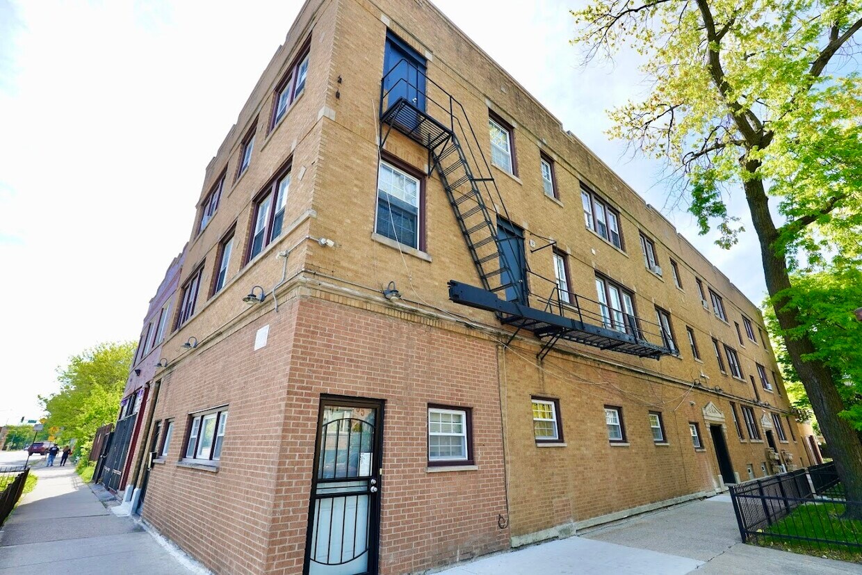 Foto principal - 6707 S Artesian Ave