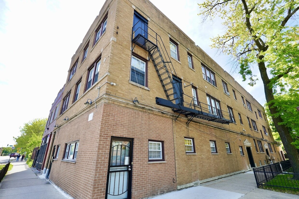 Primary Photo - 6707 S Artesian Ave