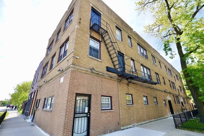 Building Photo - 6709 S Artesian Ave