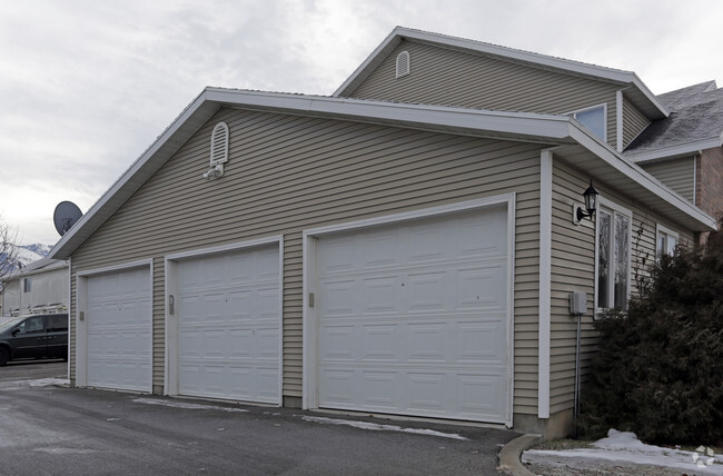 Building Photo - Fairfield Townhomes