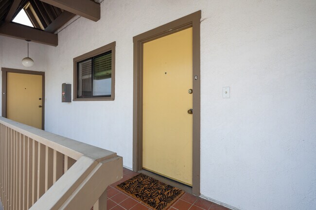 Puerta principal de la unidad 4 - 2807 Highland Ave
