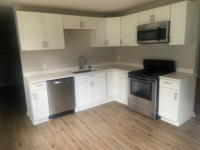 Building Photo - 2900 Edsel Pl