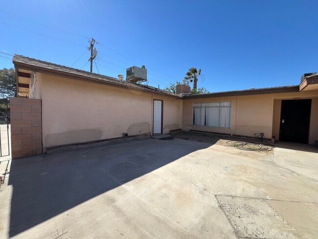 Building Photo - Spacious 4 Bedroom 2 Bathroom House Locate...