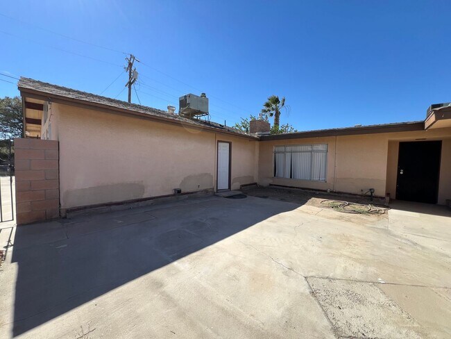 Foto del edificio - Spacious 4 Bedroom 2 Bathroom House Locate...