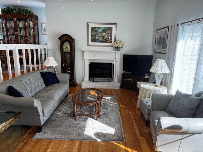 Building Photo - Well maintained and updated townhouse for lease in sought after Chelmsford Village