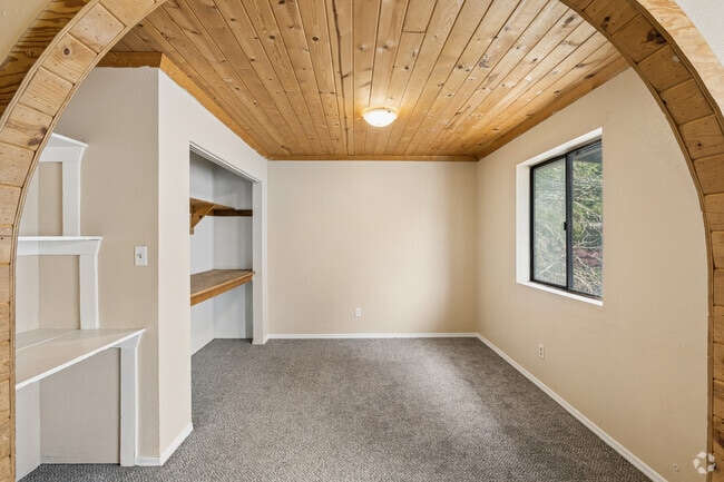 4BR, 2BA - 1,100SF - Living Room - 520 S Verde St