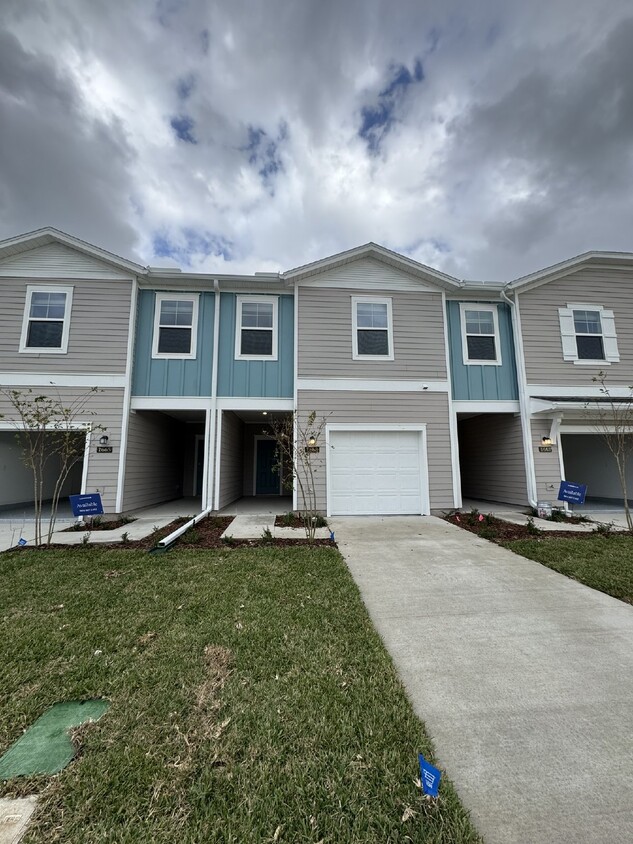 Foto principal - Brand New!! Mill Creek Townhome