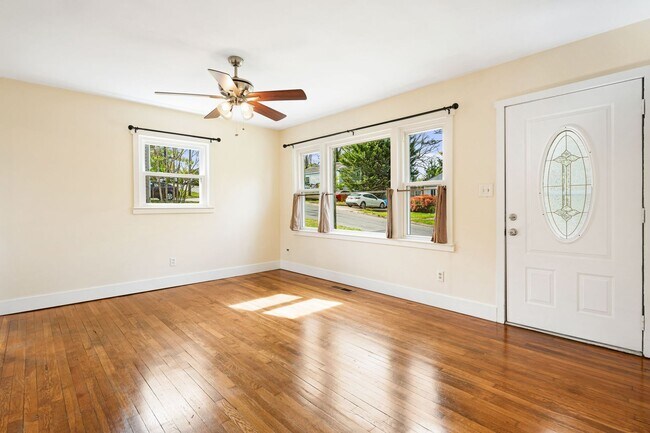Foto del edificio - Sunny 2-Bedroom Home in Roosevelt Park | Fenced Yard + Basement