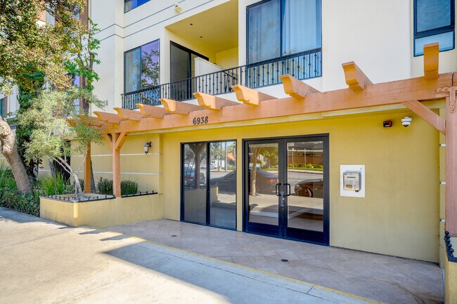 Foto del edificio - 6938 Laurel Canyon Blvd