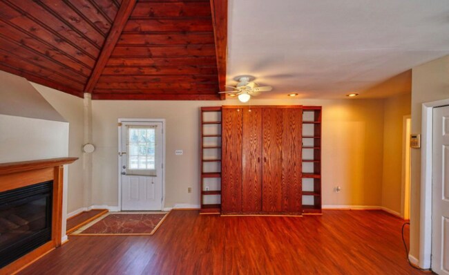 Foto del edificio - 10215 Livingston Rd