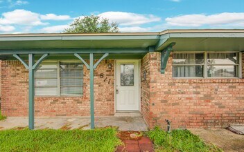 Building Photo - 811 W 7th St