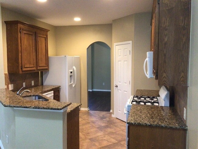 Building Photo - 2718 Lakecrest Way Dr