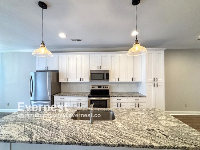 Building Photo - 3-Bedroom, 2-Bathroom Home in a Convenient...