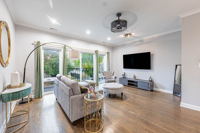 Foto del edificio - 4634 S Langley Ave