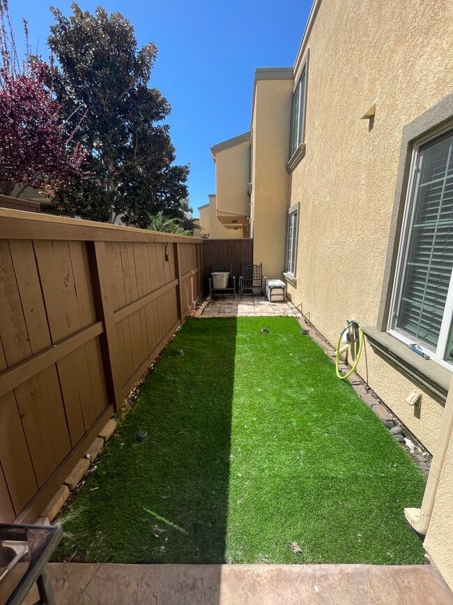 Building Photo - 2 Bedroom, 2 Bath Upgraded Condo in Claire...