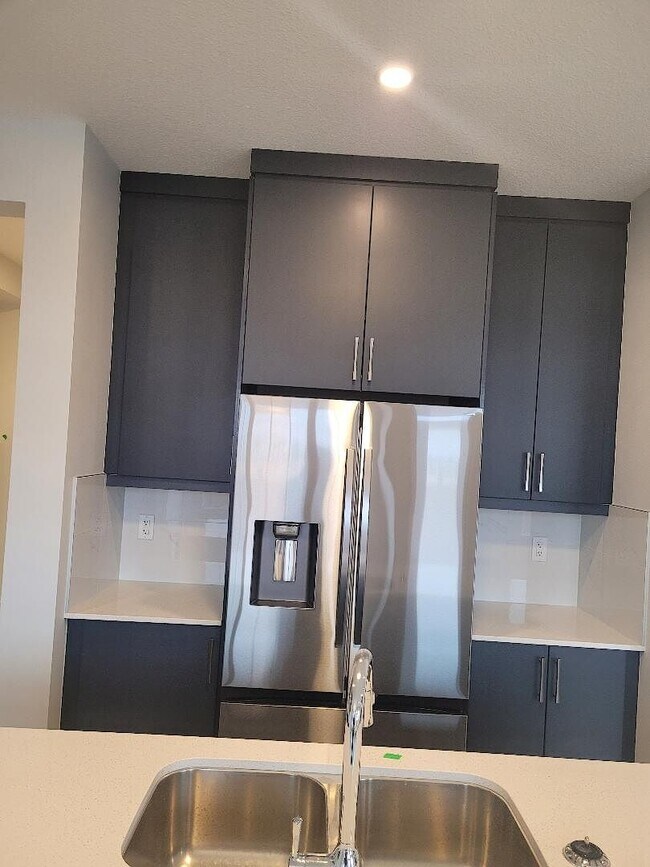 Photo du bâtiment - 20514 16A Av NW