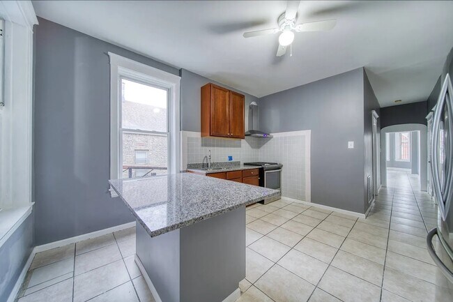 Foto del edificio - 2405 S Troy St