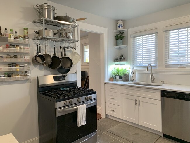 Kitchen (facing dining room entrance) - 1617 Richmond Ave