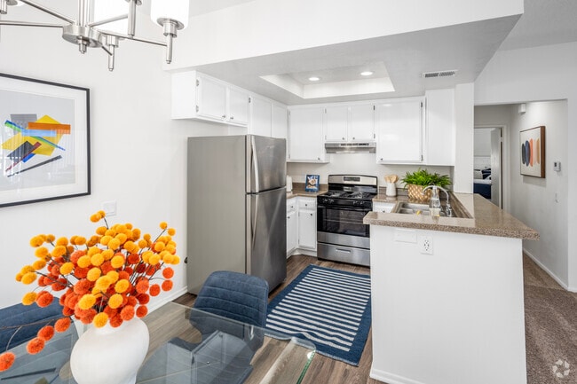 Interior Photo - Wimbledon Glen