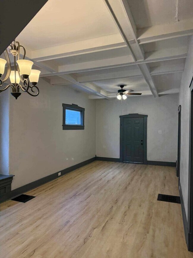 Foto del edificio - MASSIVE 4 bedroom, 2 bathroom house. RENOVATED