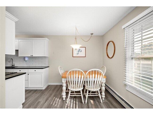 Foto del edificio - 4618 Cedar Lk Rd S