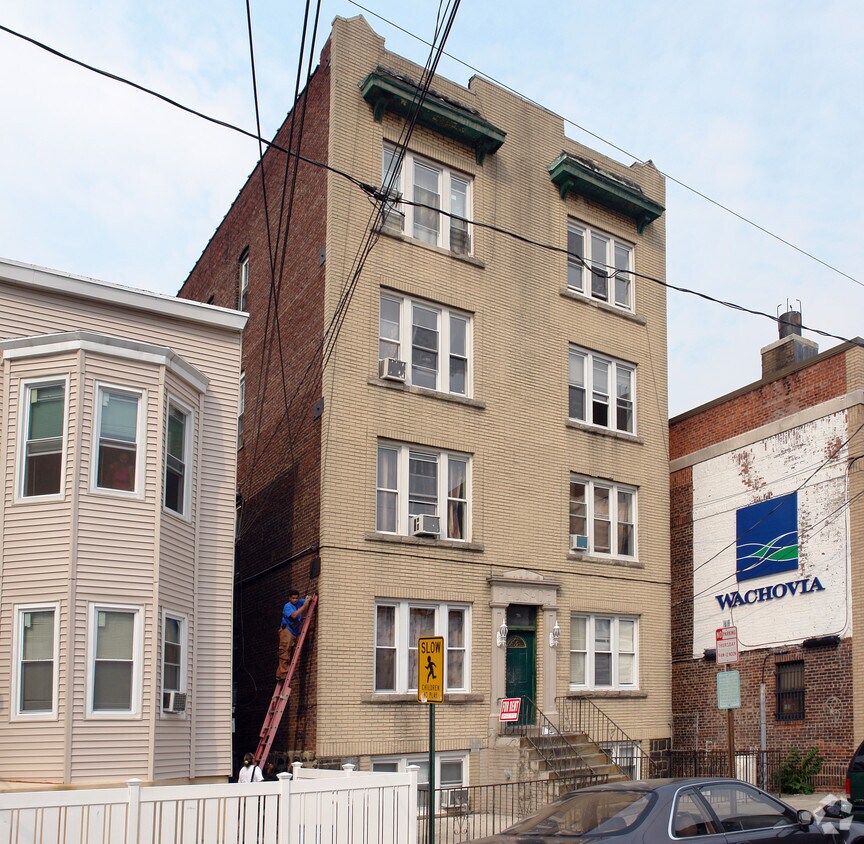 Primary Photo - 208 75th St