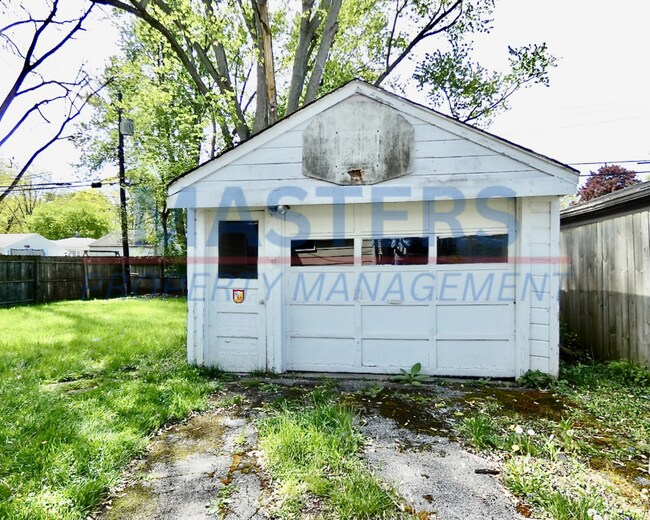 Foto del edificio - Spacious 4-Bedroom Home with 2 Full Baths & Detached Garage