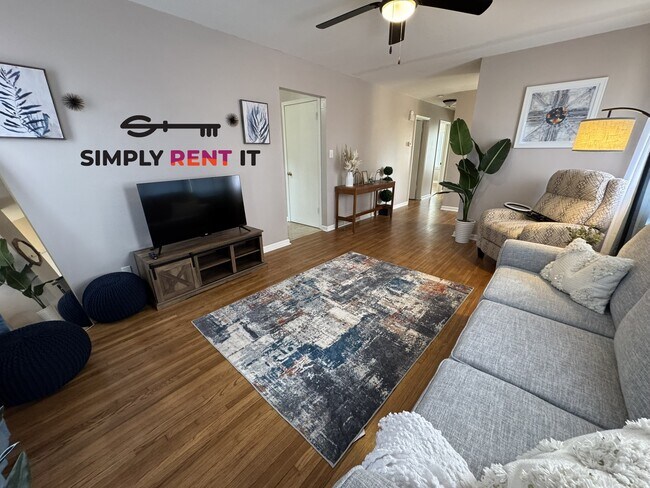 Foto del edificio - Updated Furnished 3+ Bedroom, 1.5 Bath Avail Aug 1st