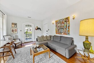 Building Photo - 536 Hawthorne Ln