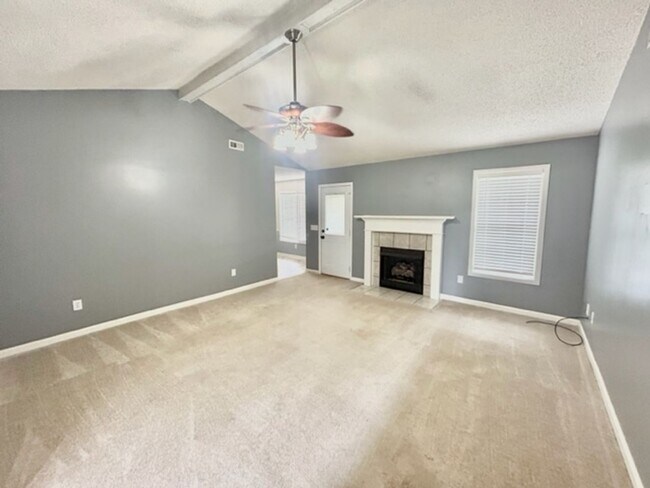 Foto del edificio - THREE BEDROOM TWO BATH WITH SPACIOUS FENCED BACKYARD.