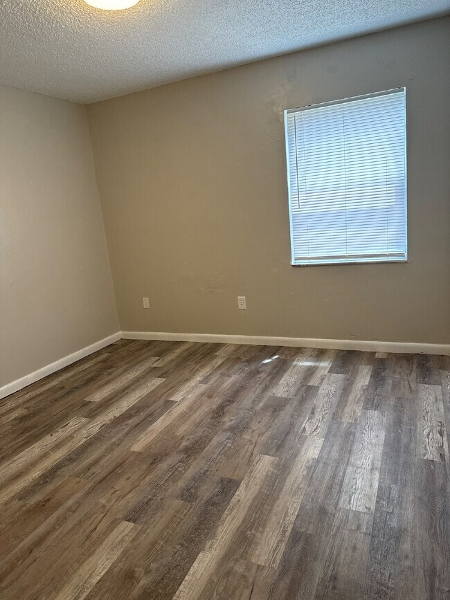 Building Photo - 2 bedroom  1 bath available for immediate occupancy.