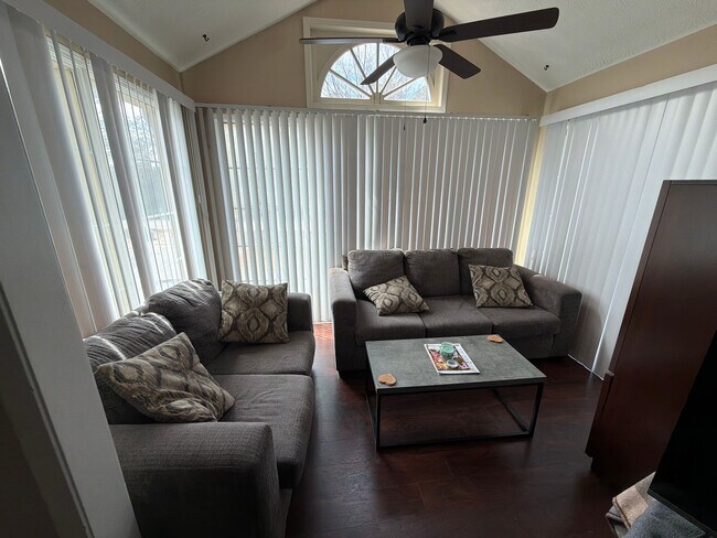 Foto del edificio - Room in Condo on Brockett Pl