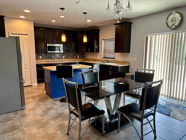 Building Photo - SPACIOUS 6 BEDROOM, 4 BATH home in Tavares!