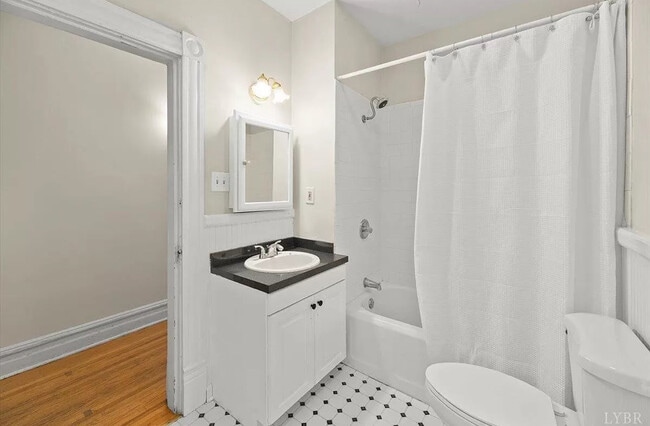 Photo - 219 Warwick Ln House