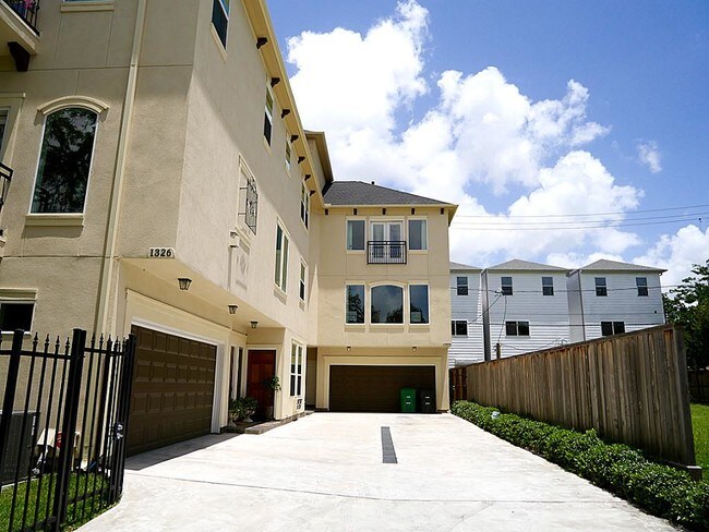 Building Photo - 1324 W Bell St
