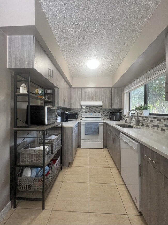 Foto del edificio - 2524 Coral Springs Dr