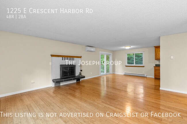 Building Photo - Roomy 4 bed/2 bath split-level in Oak Harbor!