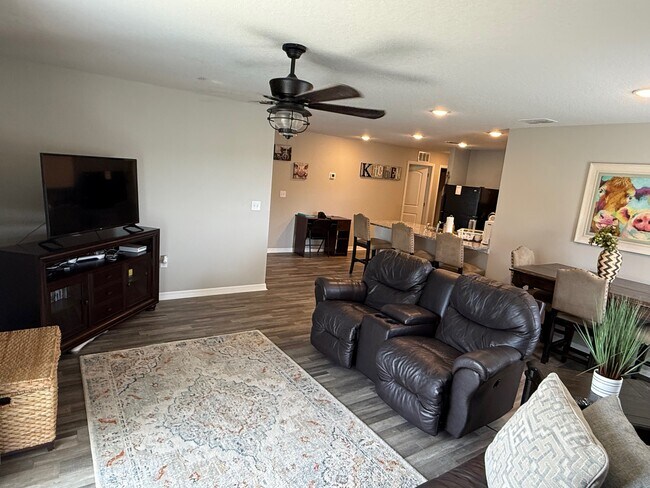 Building Photo - 458 River Hill Dr