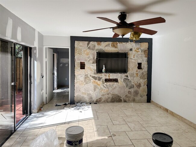 Foto del edificio - 1700 Embassy Dr